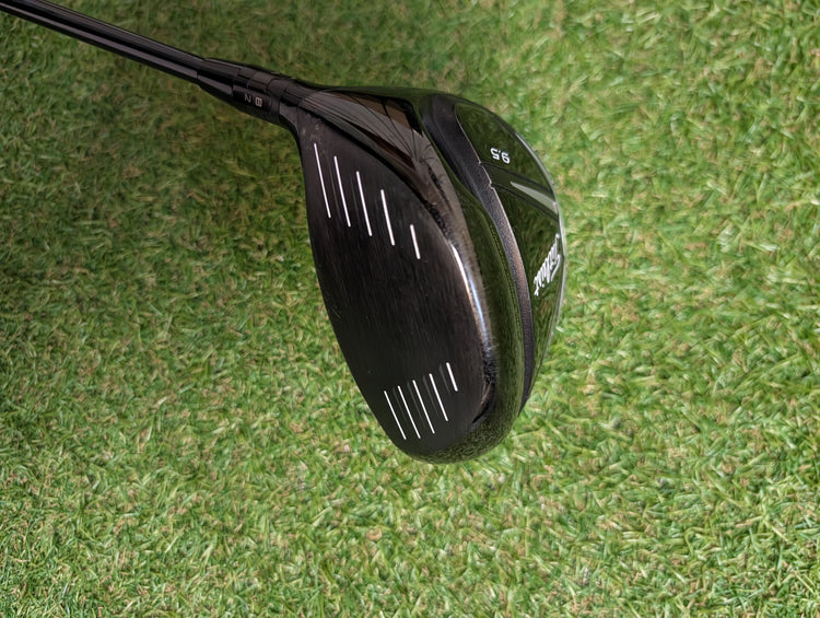 Titleist 915 Driver 9.5°, Tour AD Stiff, inkl. Headcover